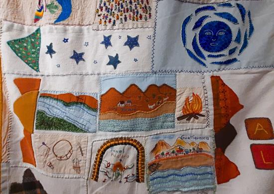Obra textil que muestra paisajes del Valle de Elqui bordados 