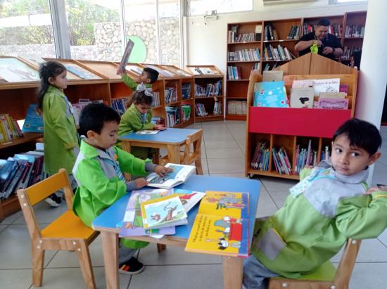 Niños en la biblioteca del Museo Gabriela Mistral