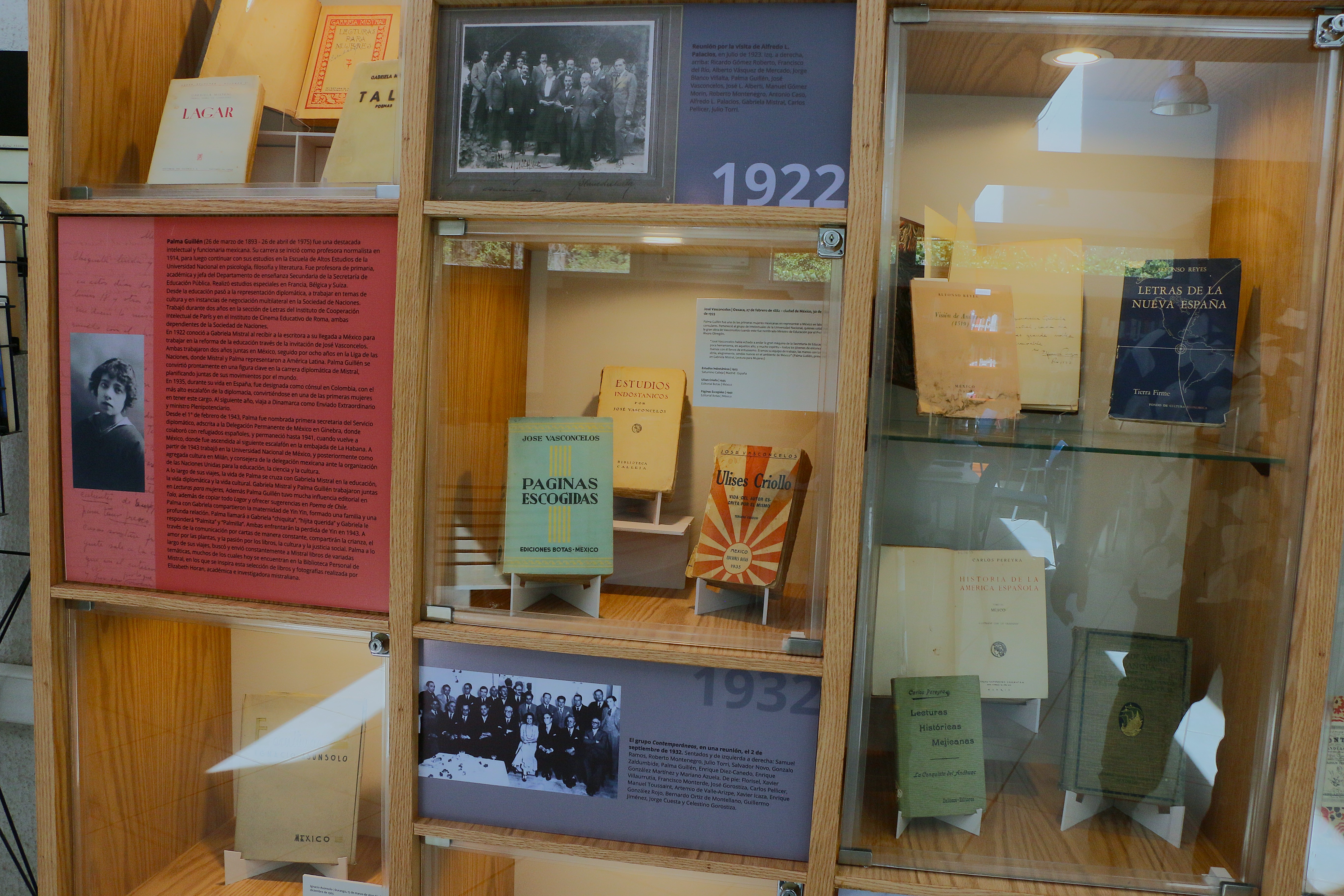 Vitrina de exhibiciones en la biblioteca del museo con libros y textos explicativos sobre Palma Guillén