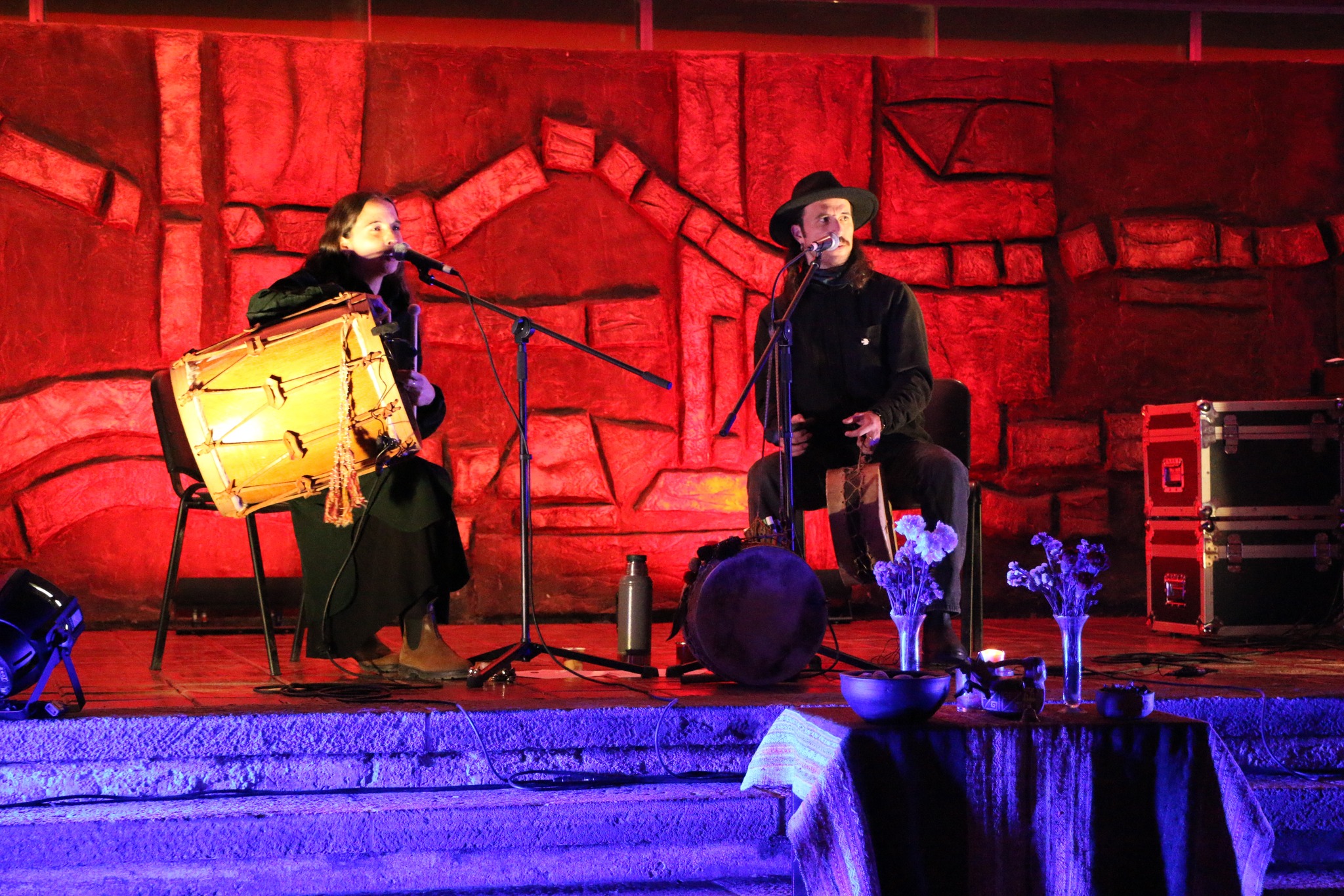 Camila y Silvio tocando tambores y cantando