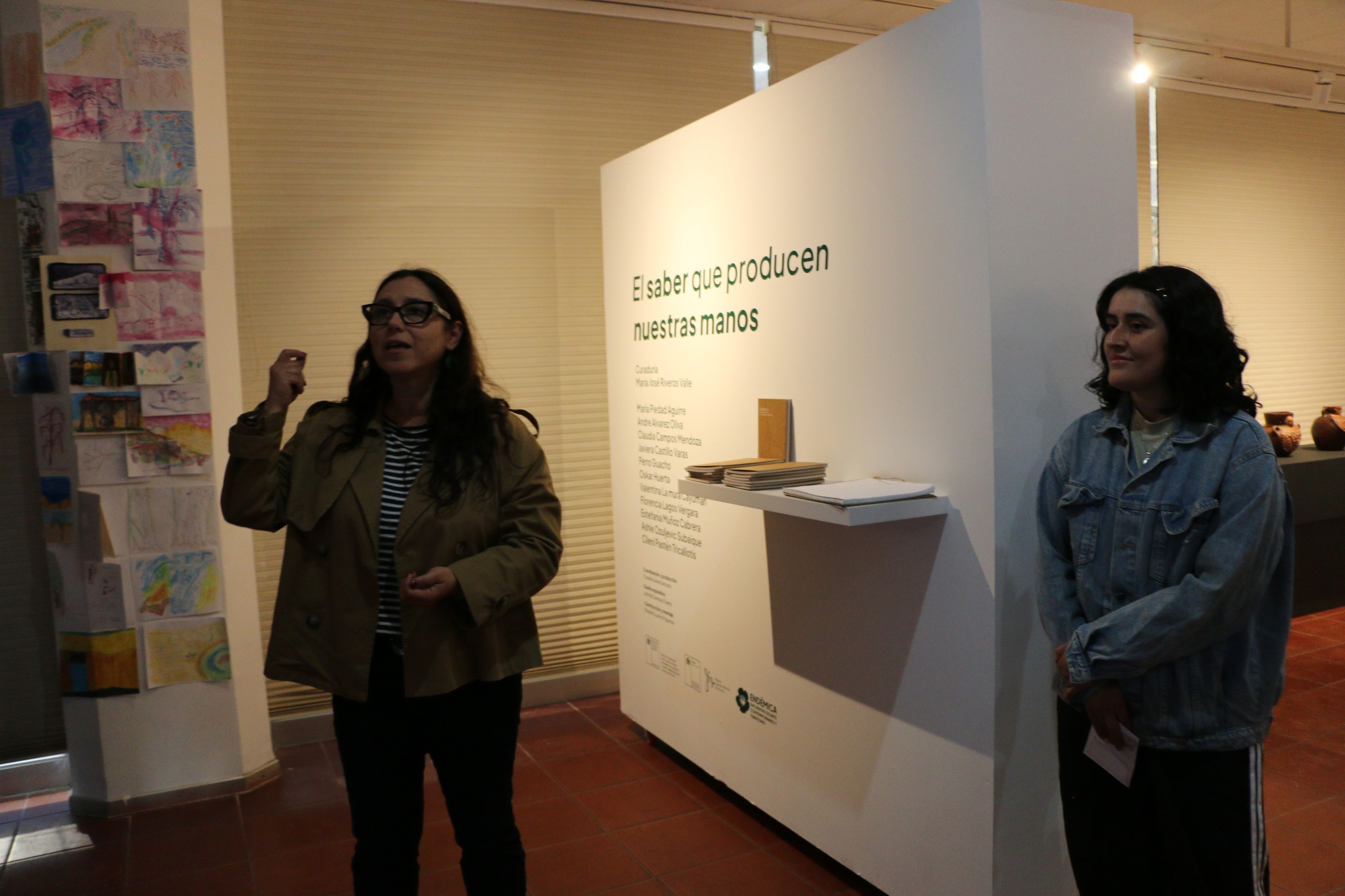 Claudia Suárez, gestora de la exhibición, diserta frente al público