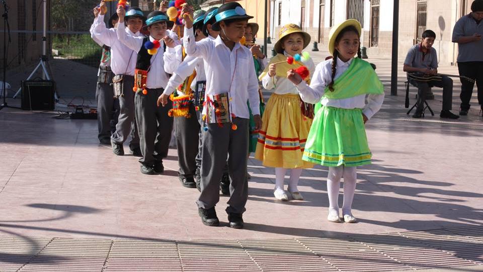 Trote tarapaqueño desde la Escuela Lucila Godoy Alcayaga, de Vicuña.