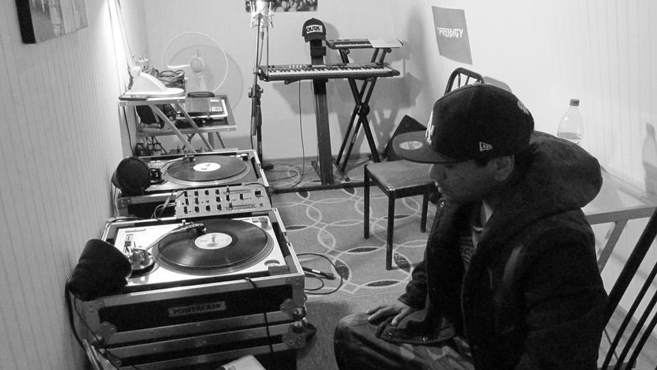 DJ Kriss en el estudio Grabaciones con artistas elquinos.