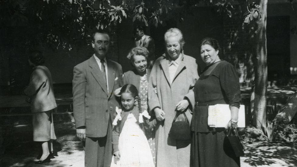 Fotografía de 8,5 x 13,4 cm. Colección fotográfica. En depósito, n.° D46-92.
Gabriela Mistral y la familia Estay Barraza.
