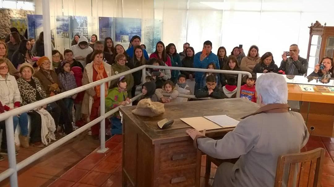 Poesía Mistraliana Dramatizada La actriz Ángela Domas personifica a Gabriela Mistral en la Sala Principal del museo.
