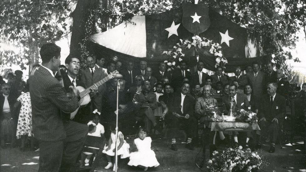 Homenaje en la plaza de Armas de Vicuña, 1954. Homenaje en la plaza de Armas de Vicuña, 1954.