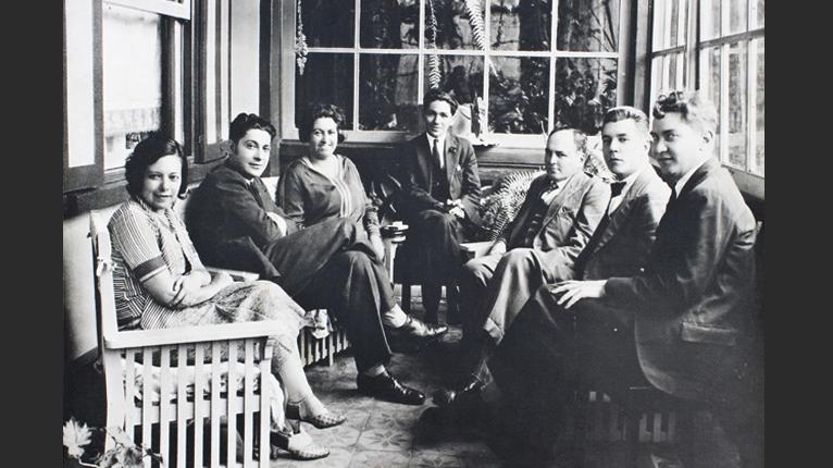 Palma Guillén y Gabriela Mistral junto a amigos Palma Guillén y Gabriela Mistral junto a amigos, sin fecha.