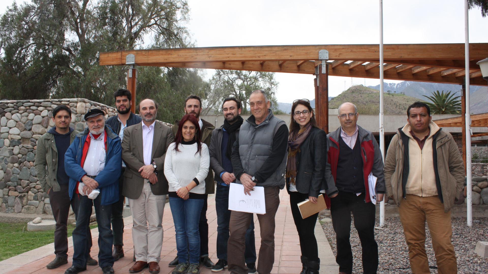 Ángel Cabeza, director nacional de Bibliotecas, Archivos y Museos (Dibam). Rodrigo Iribarren, director Museo Gabriela Mistral de Vicuña (Dibam) y parte de la comitiva en visita. Museo Gabriela Mistral de Vicuña.