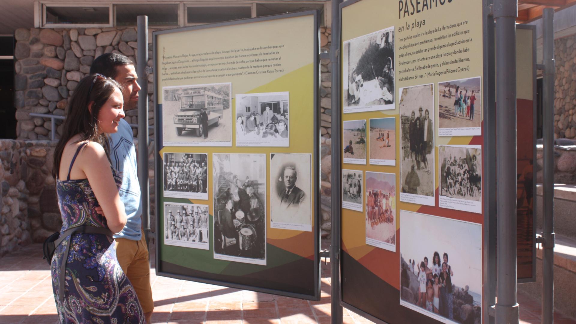 Exposición fotográfica en el patio de acceso del museo.