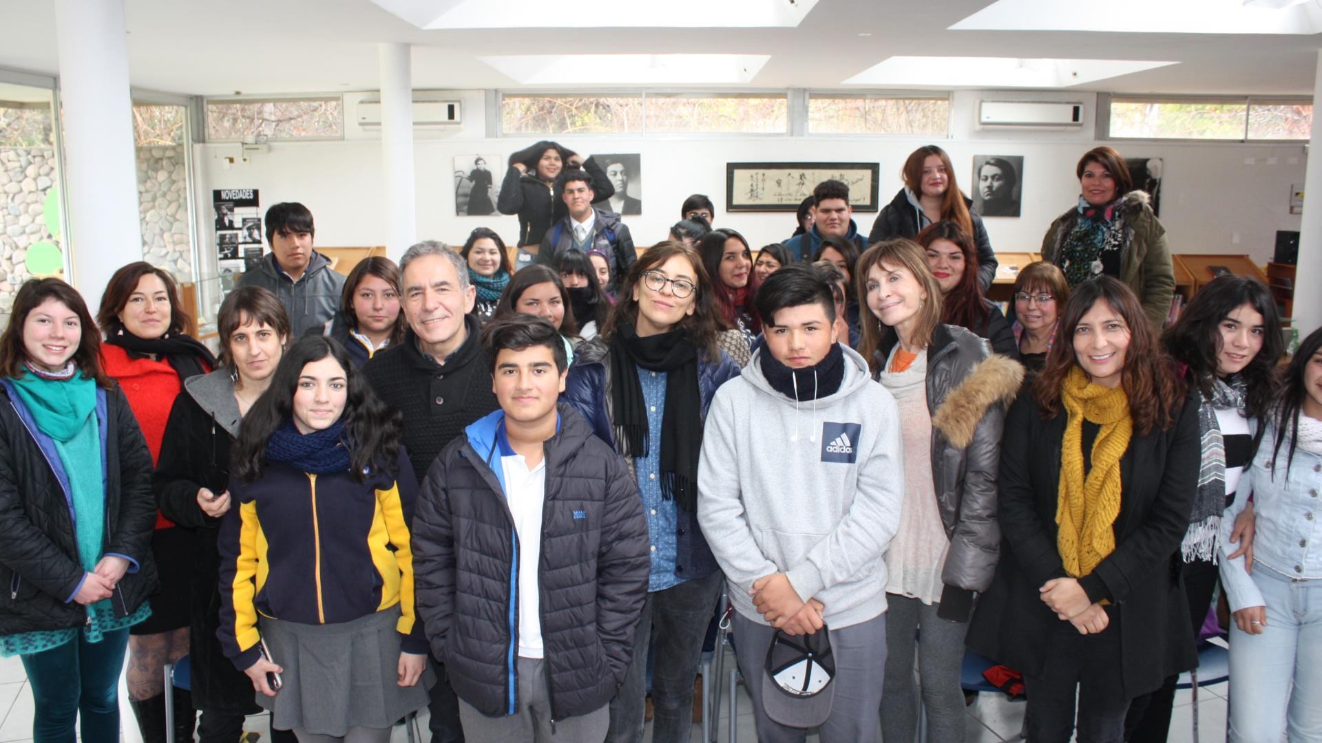 Las protagonistas junto al director del Museo y alumnos del Liceo Carlos Roberto Mondaca de Vicuña