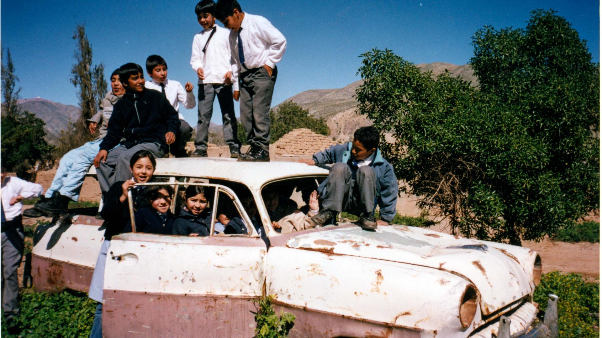 Estudiantes de la Escuela "Amalia Barahona de Mujica" junto al profesor René Arias, visitan el pueblo antiguo.