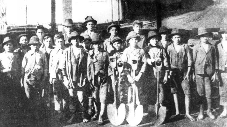 Niños trabajadores en el carbón de Curanilahue (Memoria Chilena)