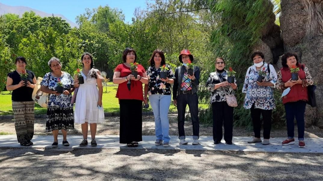 Beneficiarias del taller posan ante la cámara en jardín poético del museo Gabriela Mistral