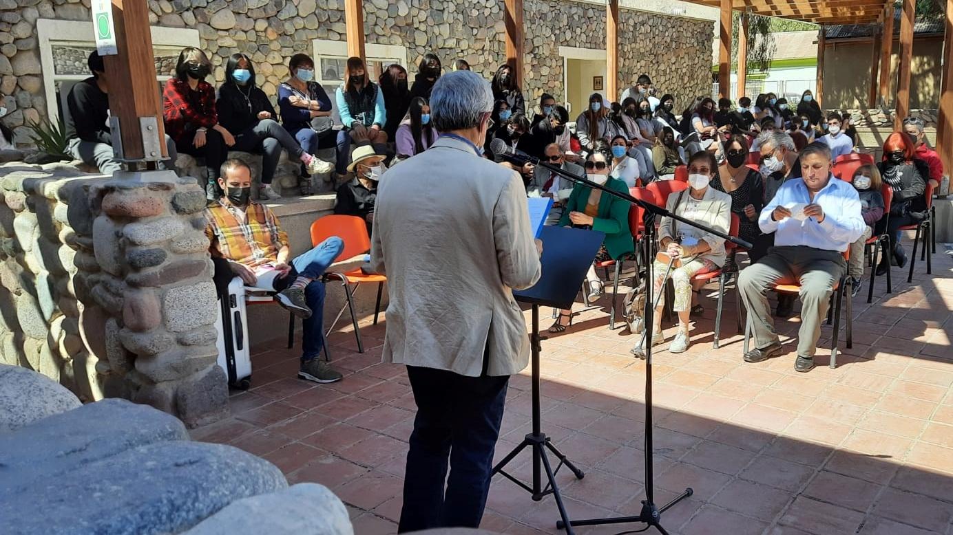 El poeta Ramón Lizana dirigiéndose a la concurrencia