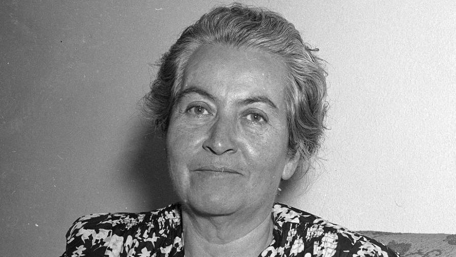 Rostro de Gabriela Mistral sonriendo