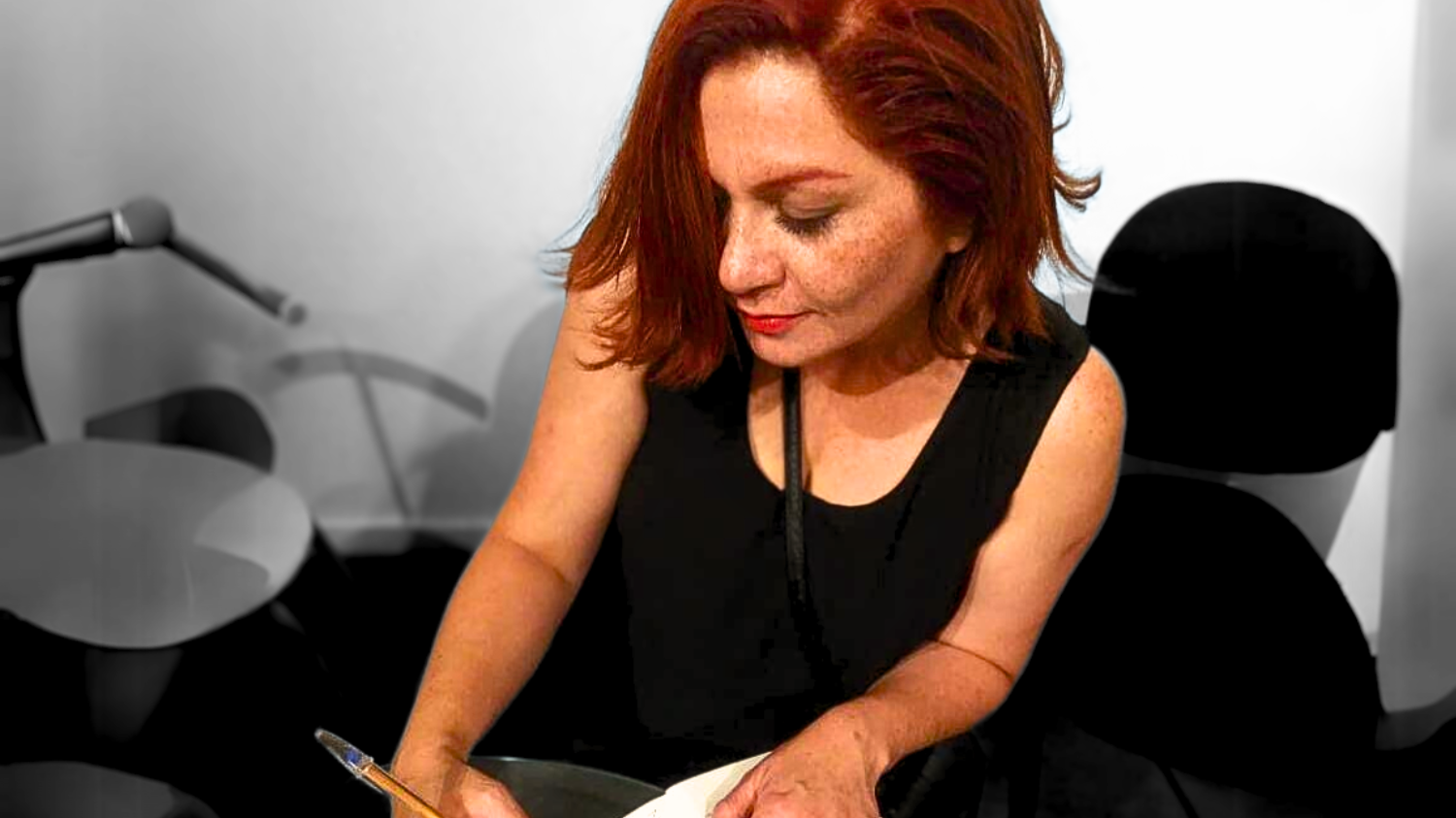 La autora Clo Domínguez firmando uno de sus libros
