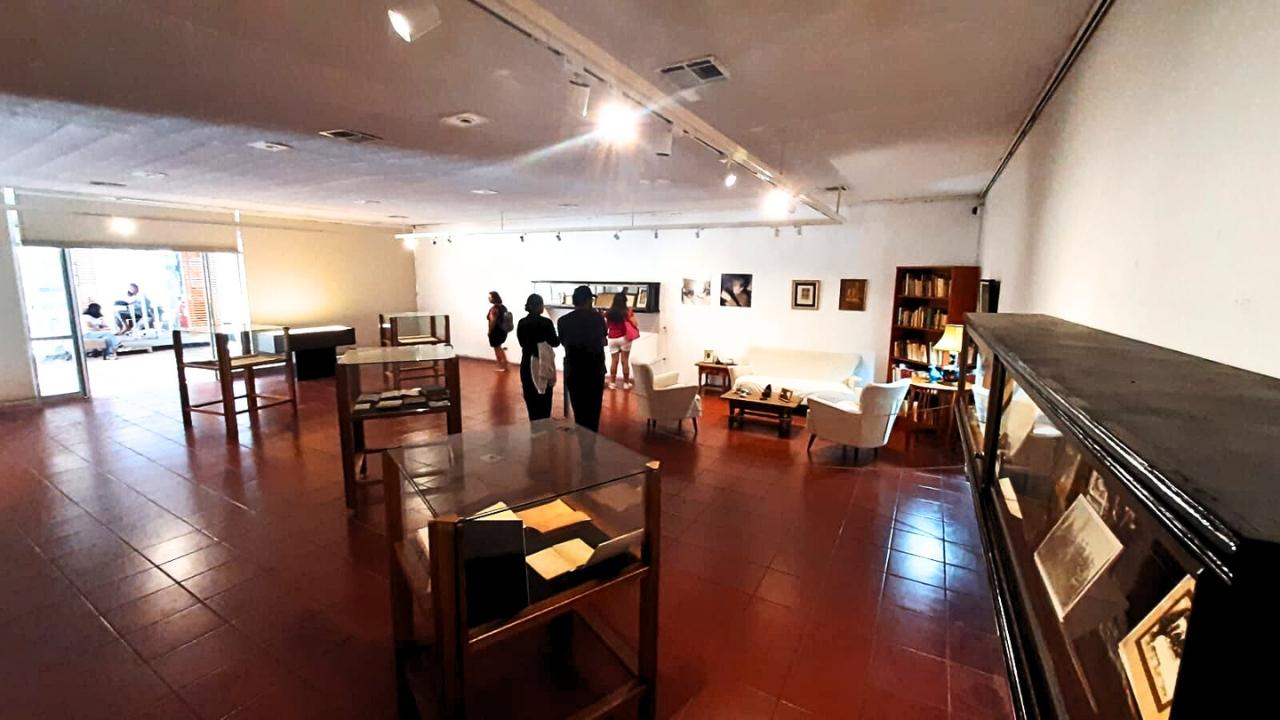 Sala Lagar con visitantes durante la exhibición