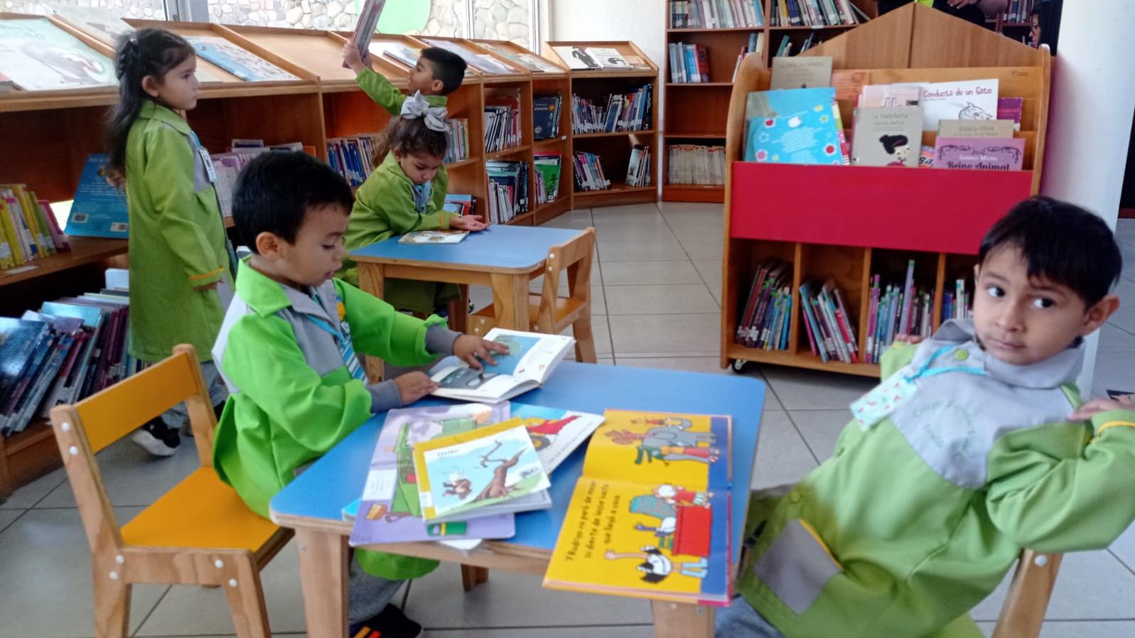 Niños en la biblioteca del Museo Gabriela Mistral