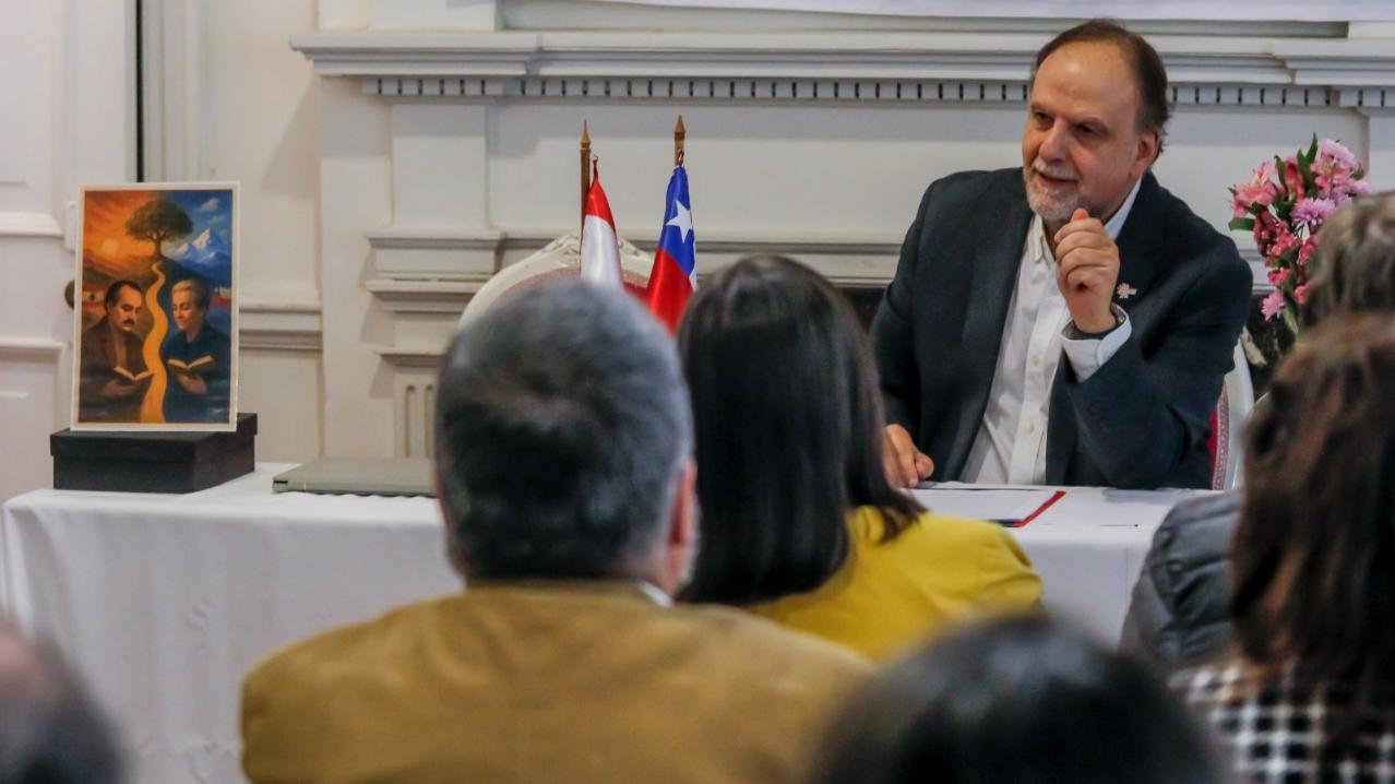 Rafael Rosell Aiquel dando charla a un grupo de personas
