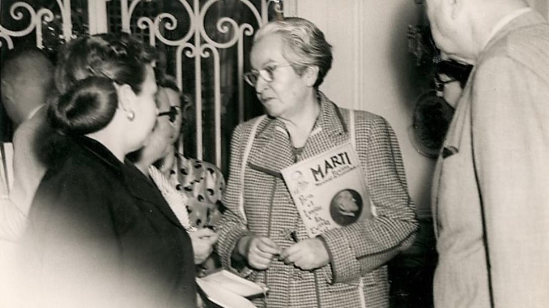 Gabriela Mistral sosteniendo una revista titulada "Martí". Foto captada en uno de sus viajes a Cuba.