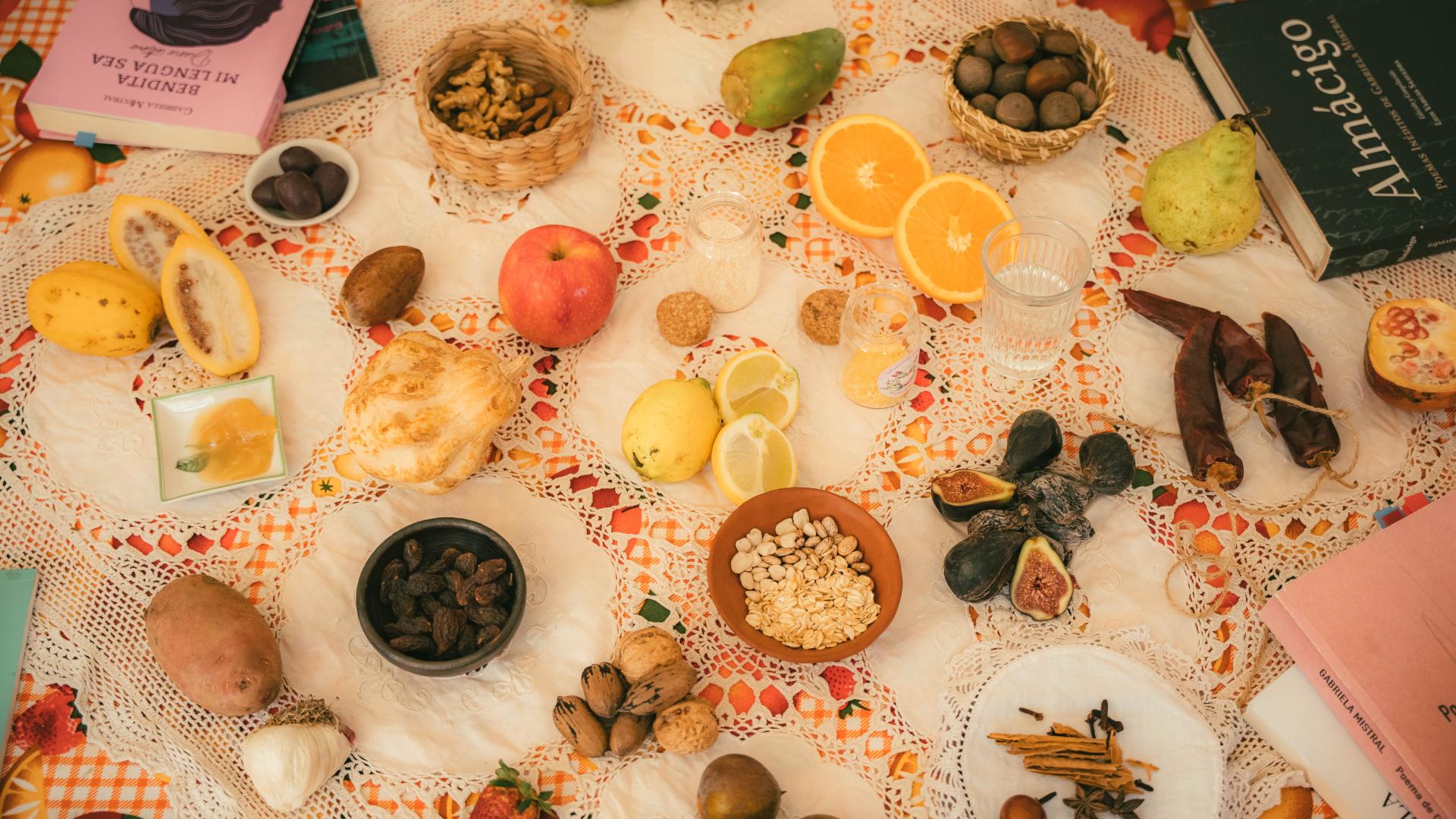 Mesa con frutos cotidianos del Valle de Elqui