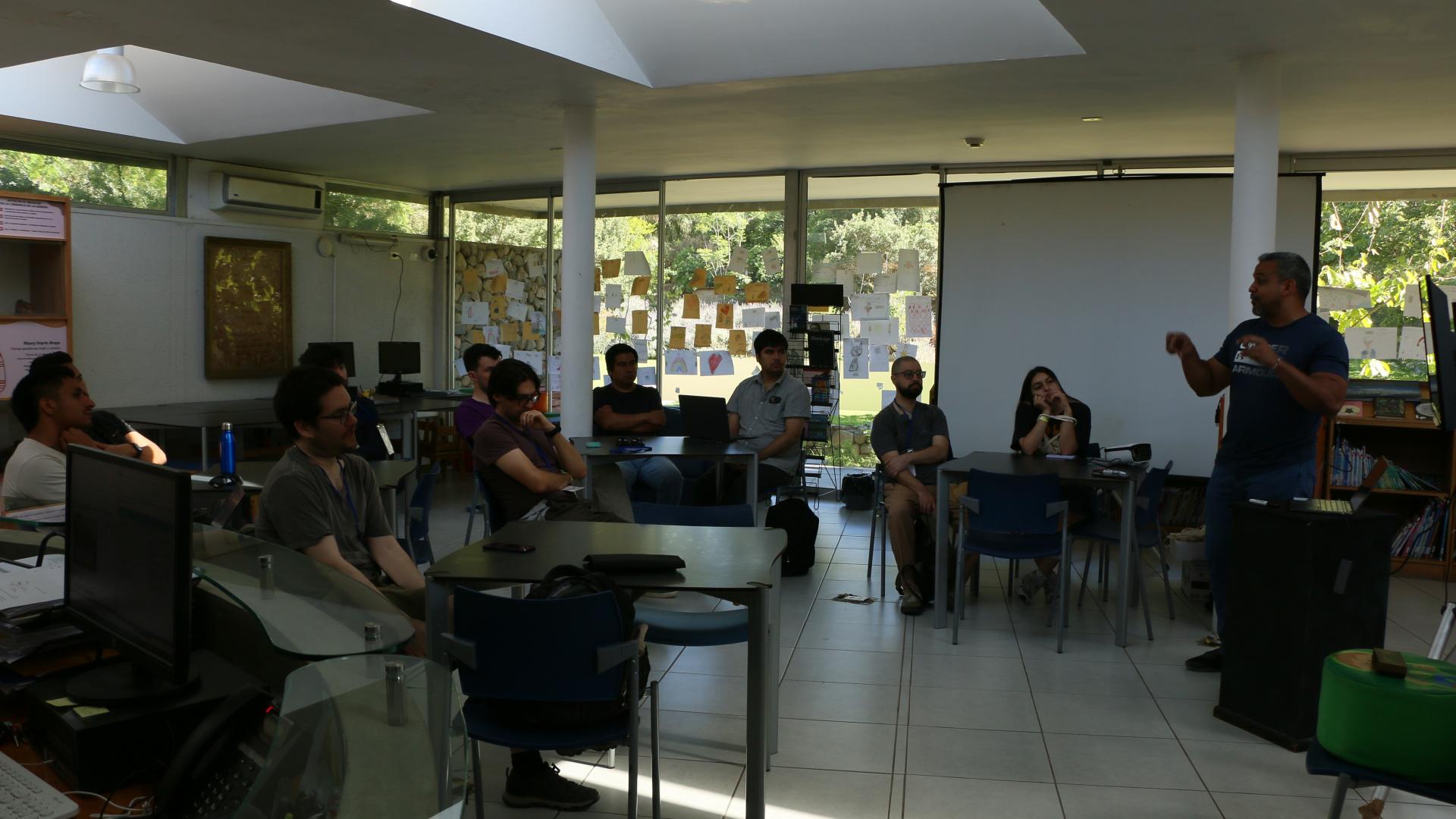Grupo de doctores en matemática reunidos en la biblioteca develando algún guarismo matemático superior