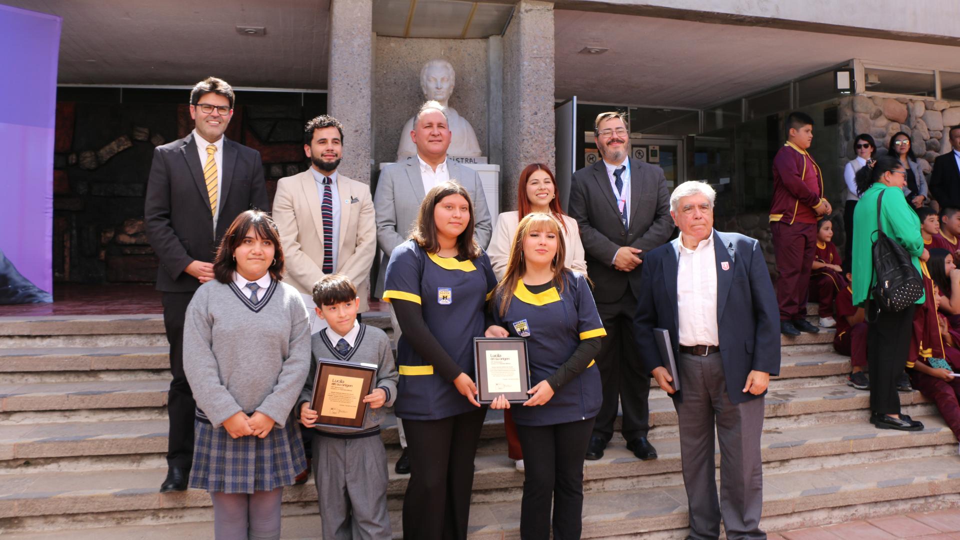 Algunos de los protagonistas del evento en las escaleras de acceso a la sala principal, junto al busto de Gabriela Mistral