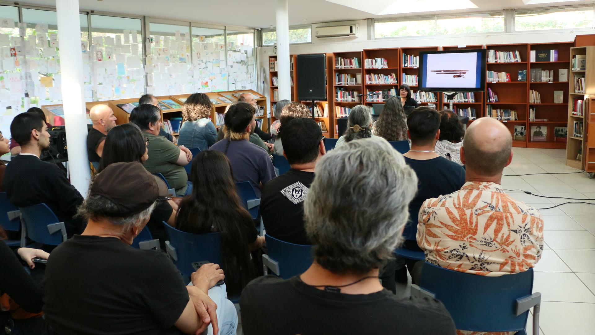 Ponencia de Paola González, ante una audiencia cercana a las 50 personas