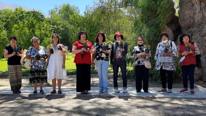 Beneficiarias del taller posan ante la cámara en jardín poético del museo Gabriela Mistral