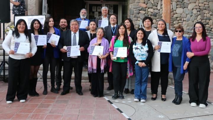 Profesoras y profesores junto al director del museo