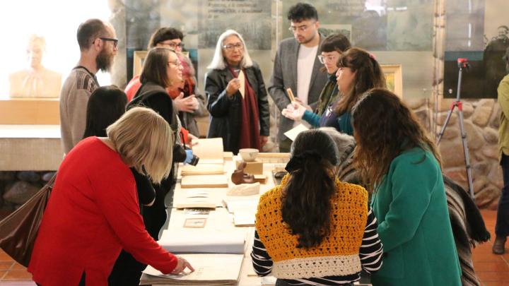 Ejercicio curatorial: alrededor de una mesa llena de objetos antiguos, un grupo de once personas discute