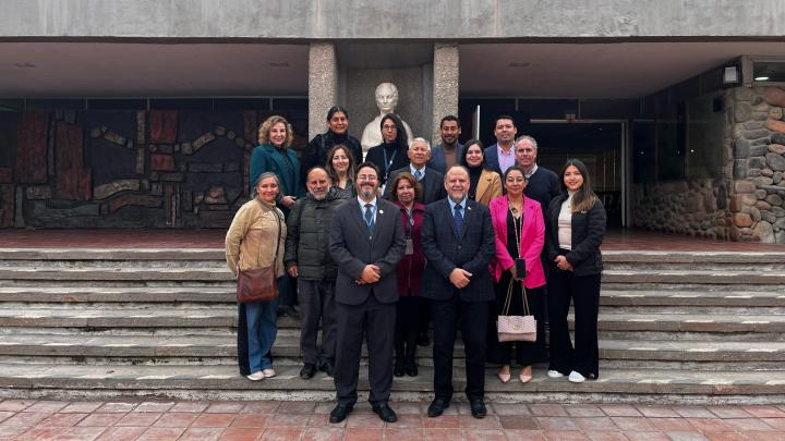 Rector de la Universidad del Alba y el Director del Museo junto a equipo de la Universidad prosando en el frontis del museo