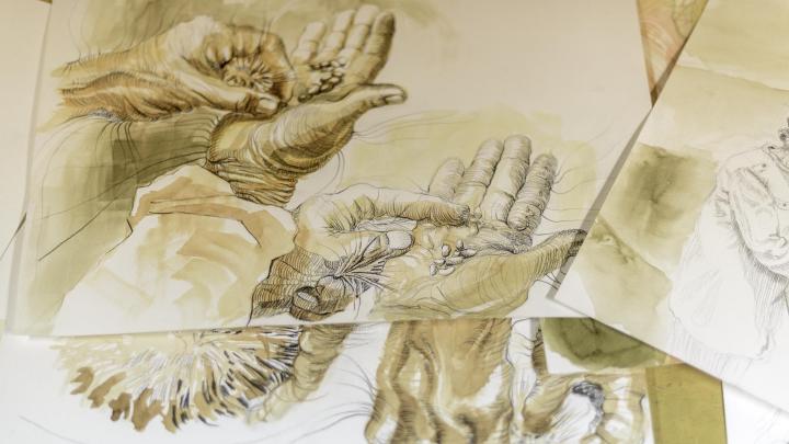 Obra artística que muestra manos contando semillas