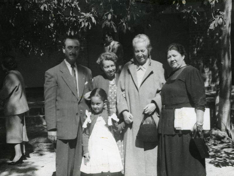 Fotografía de 8,5 x 13,4 cm. Colección fotográfica. En depósito, n.° D46-92.
Gabriela Mistral y la familia Estay Barraza.