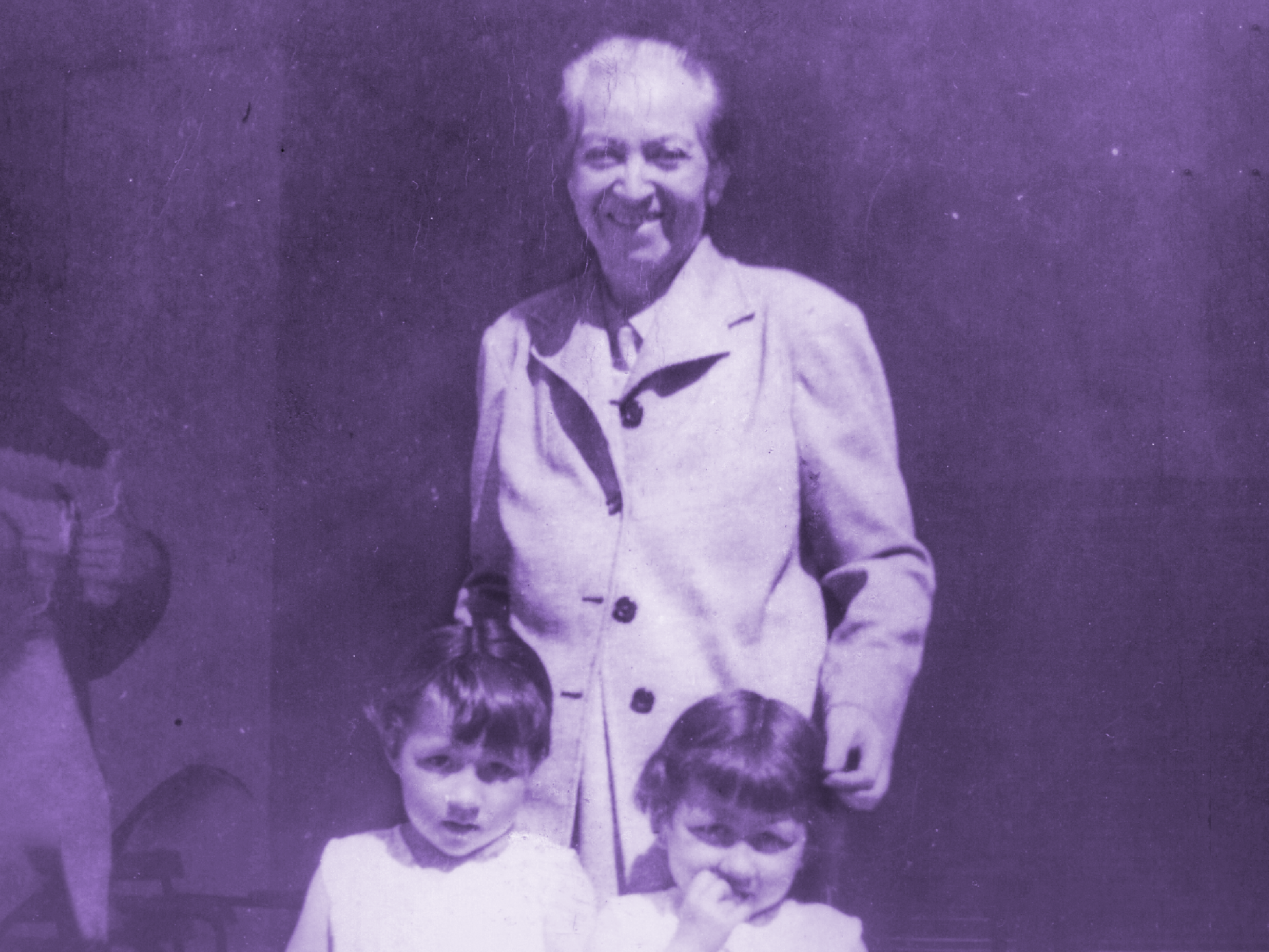 Gabriela Mistral junto a las dos niñas del Fundo El Ajial