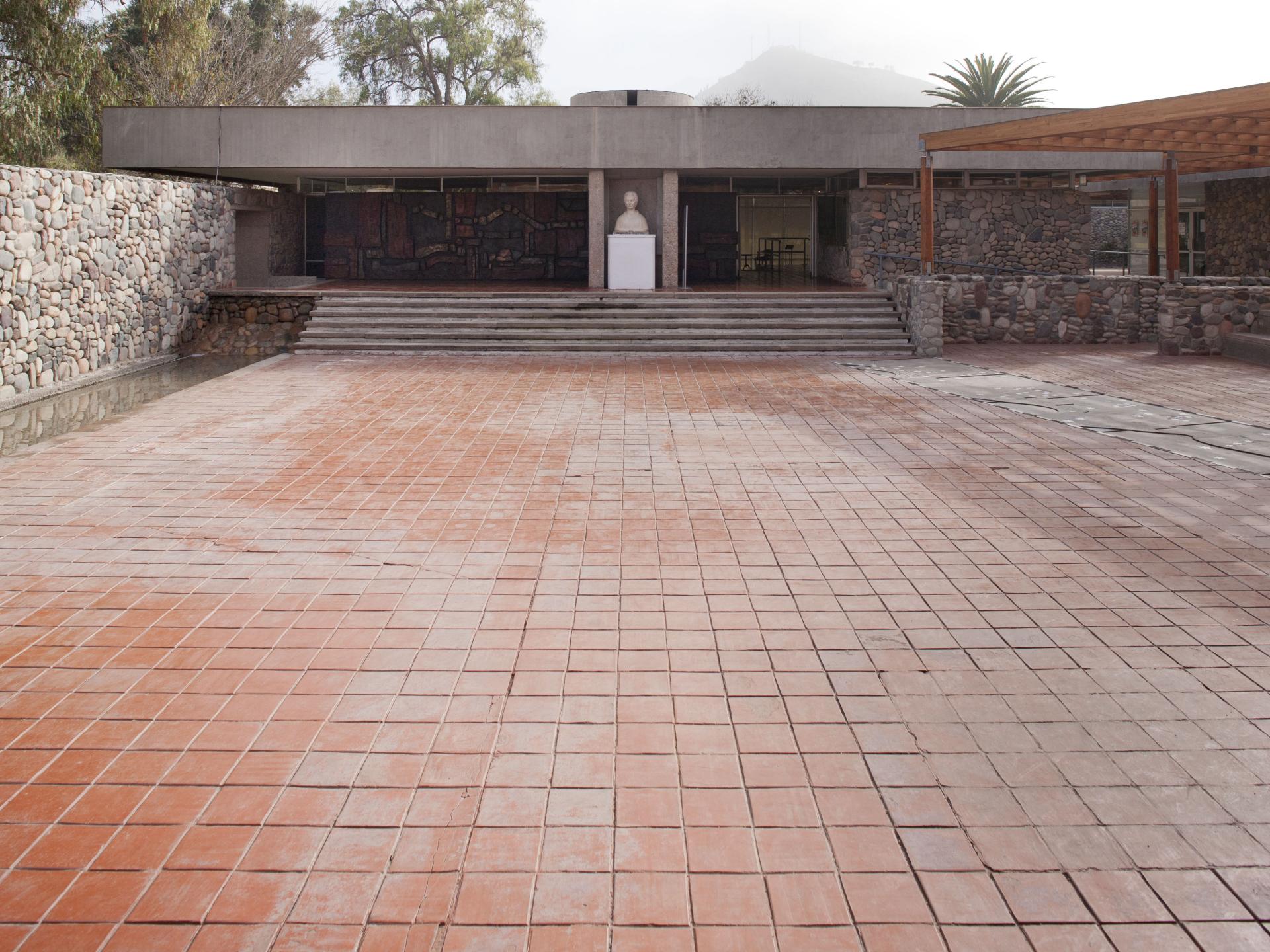 Patio de acceso del Museo Gabriela Mistral de Vicuña
