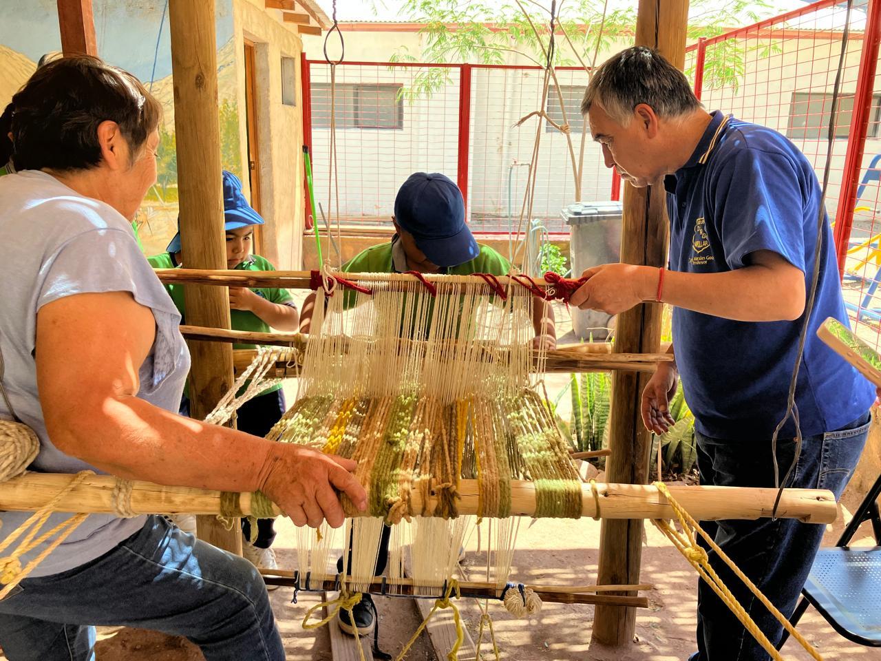 Tres habitantes de Chapilca junto a un telar elquino