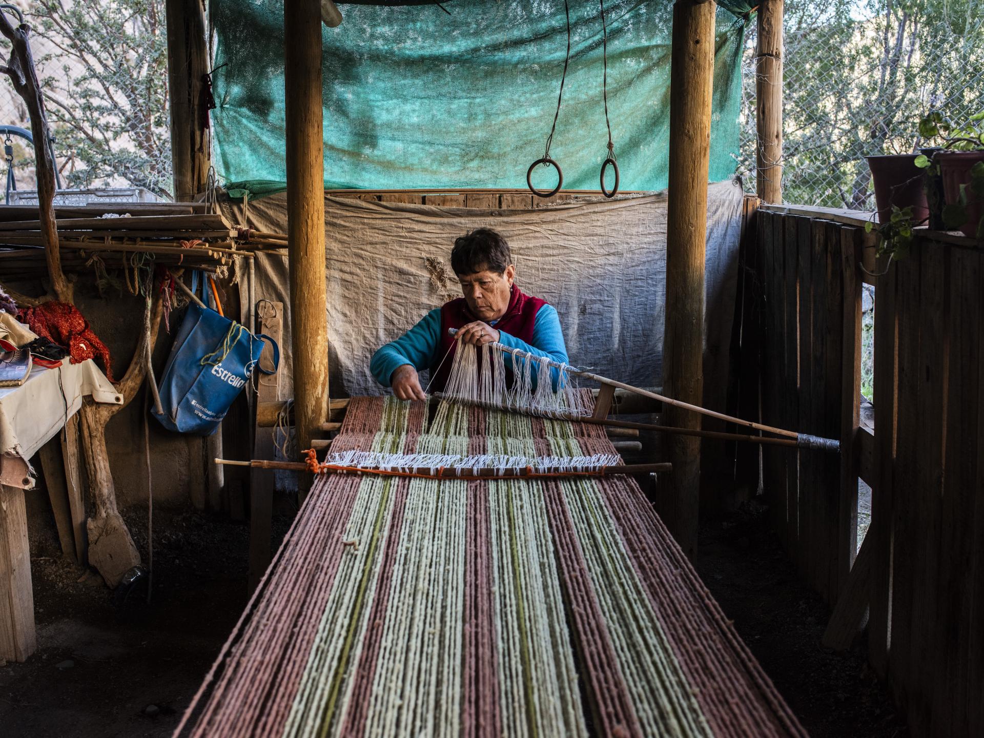 Mujer trabajando en un telar 