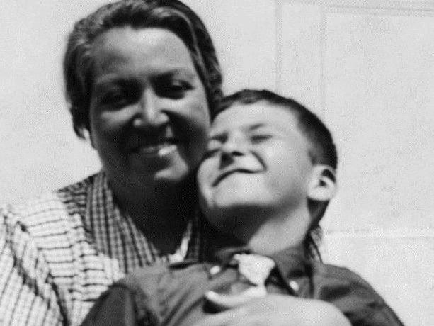 Gabriela Mistral junto a Yin Yin