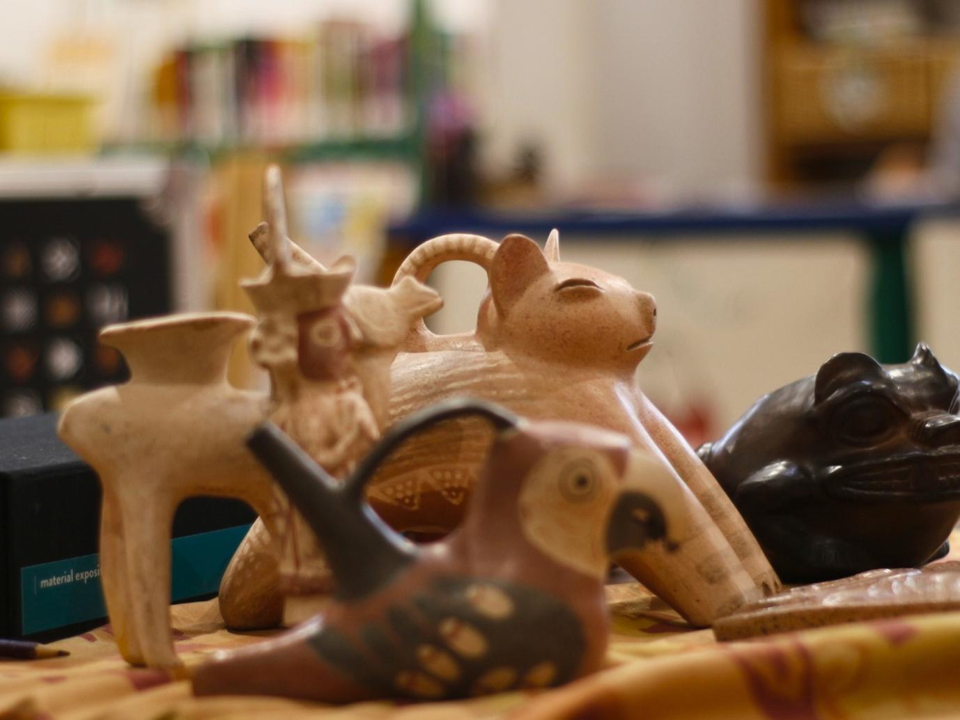 Réplicas de piezas escultóricas precolombinas que se usan para la actividad