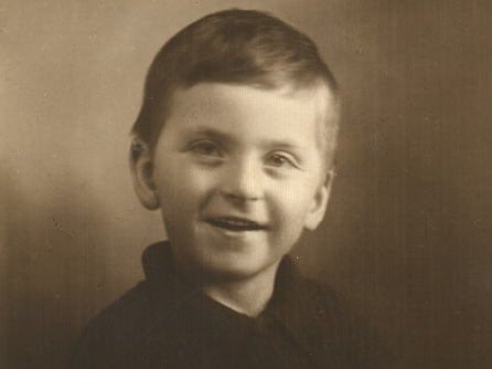 Retrato de Juan Miguel Godoy, Yin Yin, sonriente a una edad de 5 años