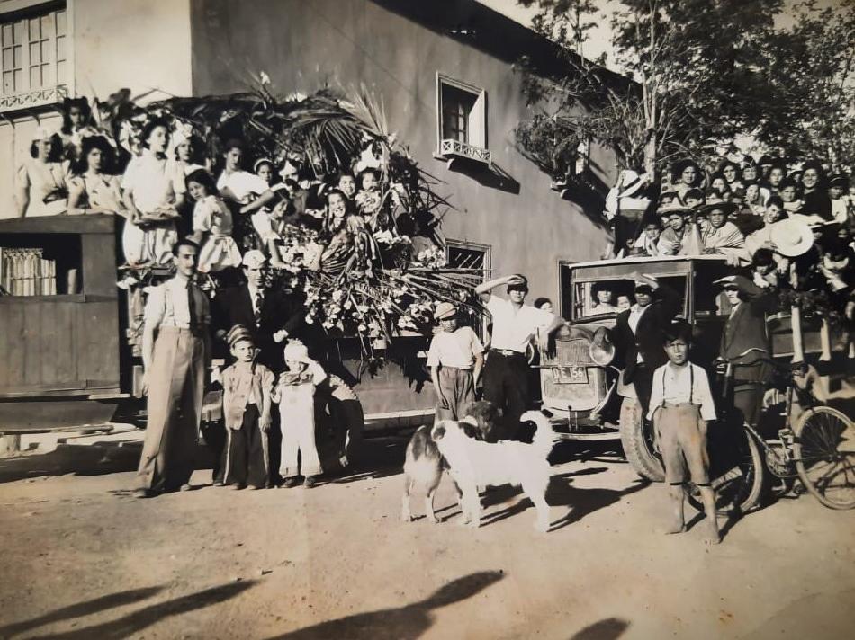 Foto sacada por Pedro Moral en la década de 1930, en la que se ve 2 camiones utilizados como carros alegóricos de alguna festividad