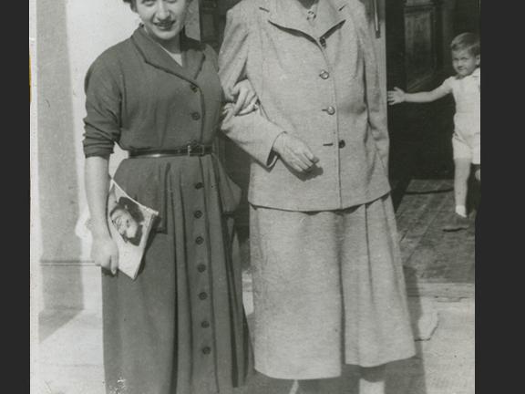 Nelly Hernández y Gabriela Mistral, 1954