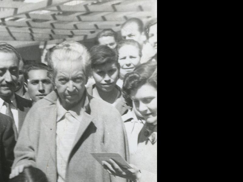 Gabriela Mistral junto a los hijos de la familia Estay Barraza, 1954.