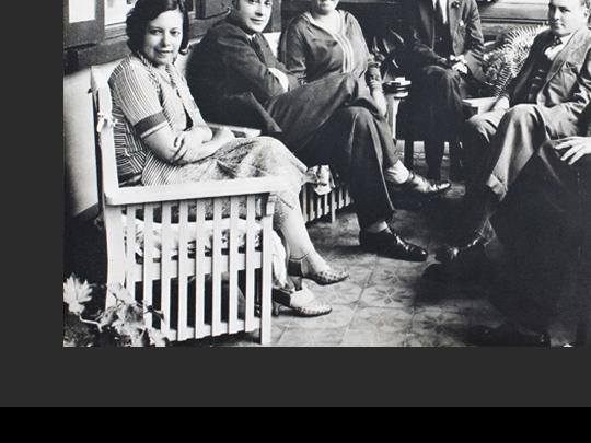 Palma Guillén y Gabriela Mistral junto a amigos