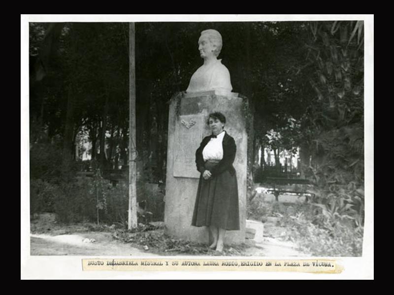 Laura Rodig en la Plaza de Vicuña