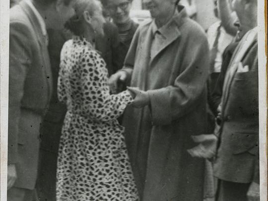 Mistral saluda a Amelia Rojas, 1954
