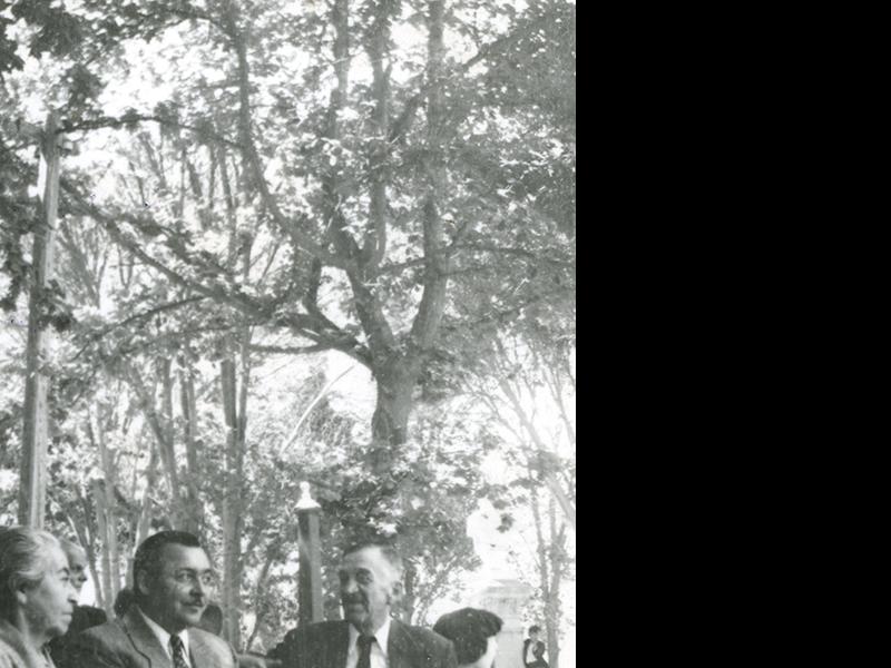 Gabriela Mistral junto a autoridades de Vicuña, 1954.