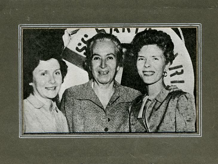 Gabriela Mistral junto a Doris Dana y Gilda Péndola en Nueva York