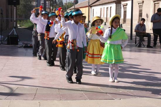 Trote tarapaqueño desde la Escuela Lucila Godoy Alcayaga, de Vicuña.